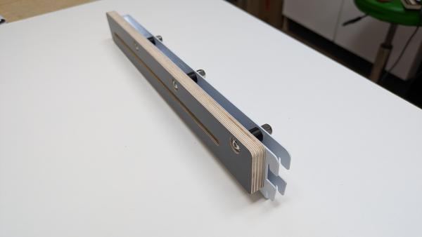 Grundträger für 2-reihige Regalschienen